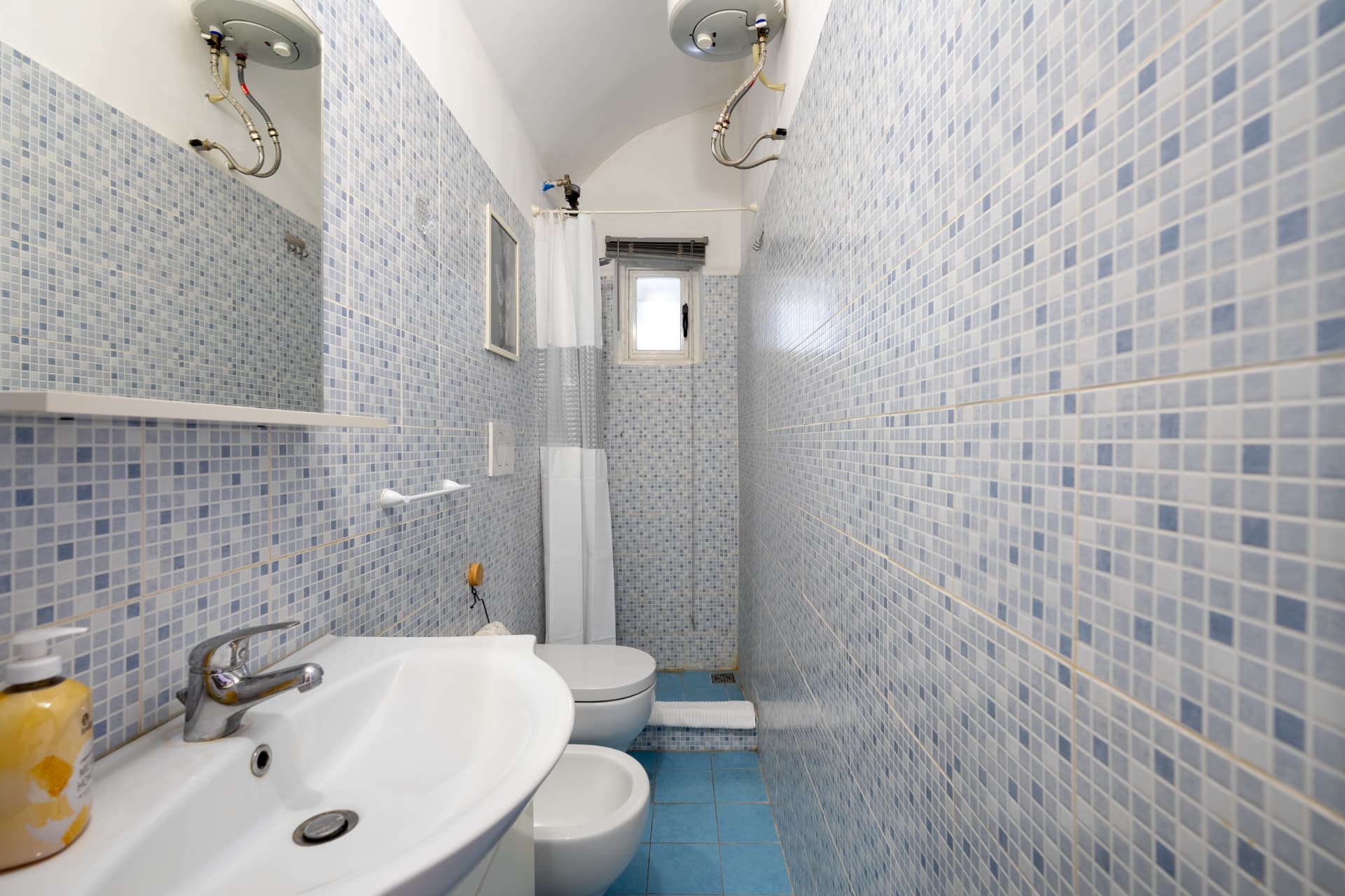 Bagno privato con doccia e mosaico azzurro
